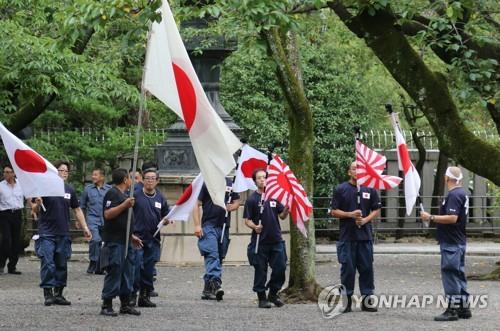 지난해 8월 15일 야스쿠니신사에서 욱일기와 일장기 든 사람들 [연합뉴스 자료사진]