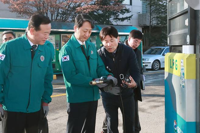 안덕근 산업통상자원부 장관(가운데)이 지난 26일 서울 강남구 대치동 남서울가스충전소에서 액화석유가스(LPG) 충전소 안전점검 현황을 살피고 있다. (사진=산업부)