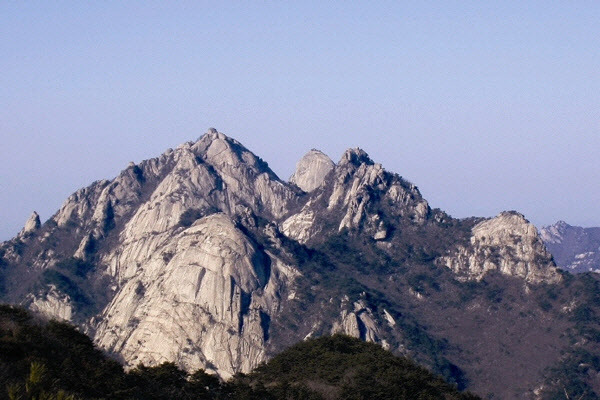 삼각산을 이루는 세 봉우리.(사진=경기문화재단)