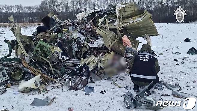 러시아 조사관이 현장에서 잔해를 조사하고 있다. ⓒ AFP=뉴스1 ⓒ News1 우동명 기자