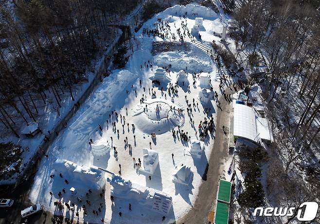 제31회 태백산 눈축제 개막 이틀째인 27일 강원 태백 당골광장에서 관광객들이 축제를 즐기고 있다. 축제는 내달 4일까지 태백산국립공원 일원 등에서 펼쳐진다. (태백시 제공) 2024.1.27/뉴스1 ⓒ News1 한귀섭 기자