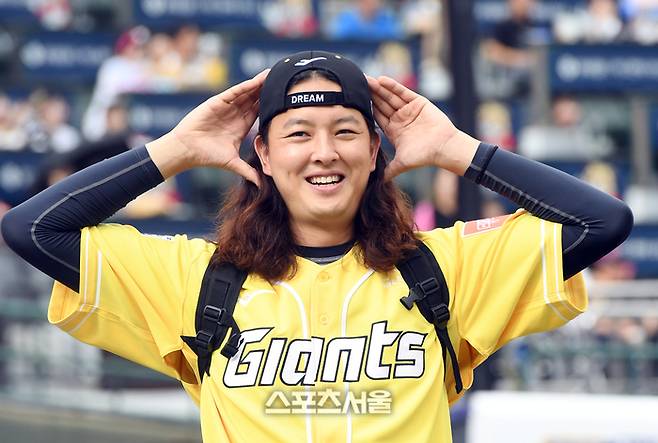 롯데 김원중이 지난 7월 15일 사직구장에서 열린 2023 KBO리그 올스타전 썸머레이스 결승전에 앞서 관중의 응원을 유도하고 있다. 사직 | 박진업기자 upandup@sportsseoul.com