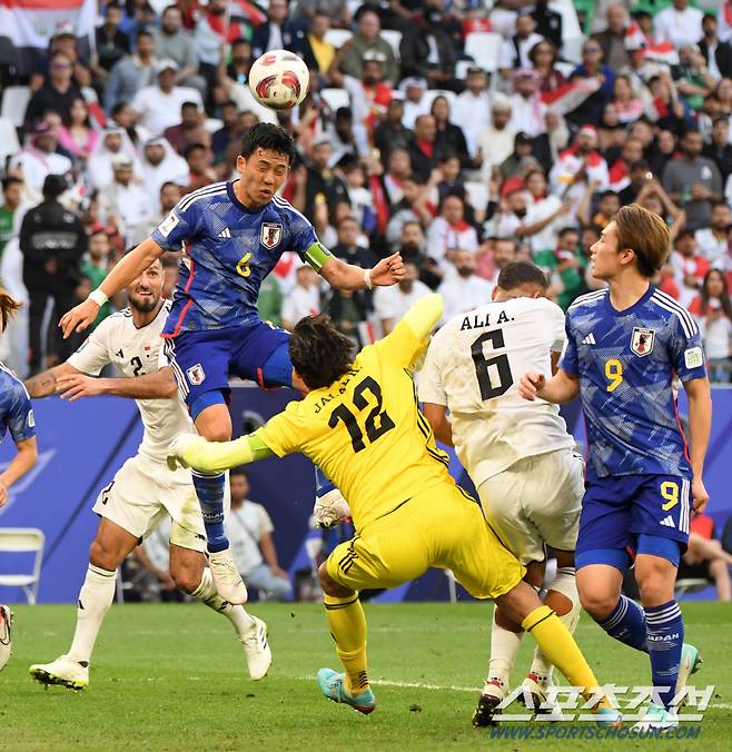 19일(현지시간) 카타르 도하 에듀케이션 시티 스타디움에서 열린 2023 아시아축구연맹(AFC) 카타르 아시안컵 이라크와 일본의 경기. 일본 엔도가 헤더를 시도하고 있다. 알라이얀(카타르)=박재만 기자 pjm@sportschosun.com/2023.01.19/