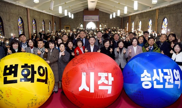 김동근 의정부시장 시민의 소리가 담긴 공 앞세서 퍼포먼스 기념촬영 모습(사진제공=의정부시청)