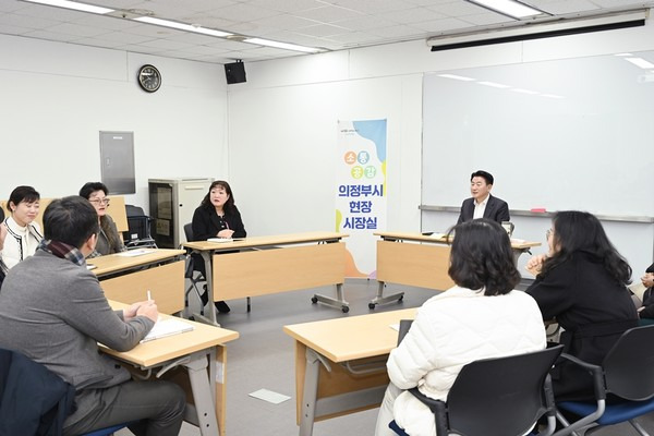 김동근 의정부시장 '현장시장실' 통해 사립작은도서관 관계자들과 소통 모습(사진제공=의정부시청)