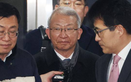 이른바 '사법농단' 재판 1심에서 무죄를 선고받은 양승태 전 대법원장이 지난 26일 오후 서울 서초구 서울중앙지법을 나서고 있다. 사진=연합뉴스
