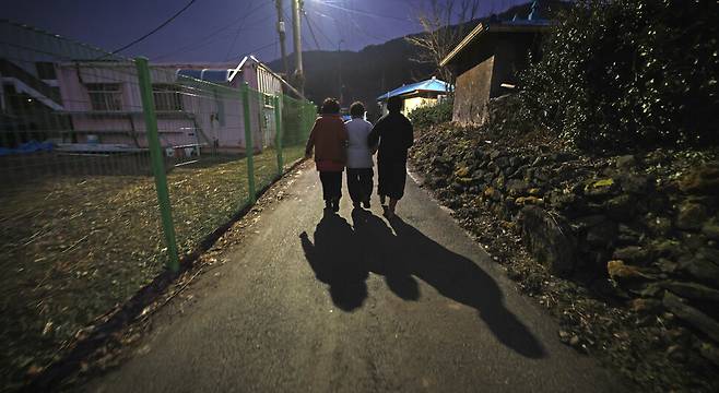 “화나고 속상해도 다 털어내고 우리 건강해야 해.” 11일 저녁 김해자 시인과 ‘할매 언니들’이 어둠이 내리는 마을 골목길을 걸으며 서로의 안녕과 건강을 기원했다. 이정용 선임기자 lee312@hani.co.kr