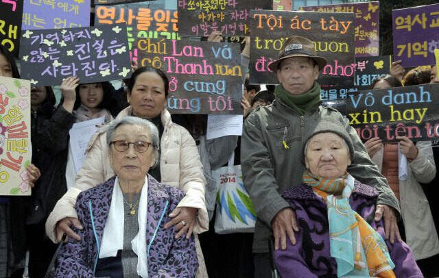 2015년 4월8일 이재갑 작가 사진전 ‘하나의 전쟁, 두 개의 기억’에 초청돼 한국을 찾은 퐁니퐁녓 학살 생존자 응우옌티탄(왼쪽 위)과 빈안 학살 생존자 응우옌떤런(오른쪽 위)이 김복동 할머니(왼쪽 아래)와 길원옥 할머니(오른쪽 아래) 곁에 선 모습. 박기용 기자