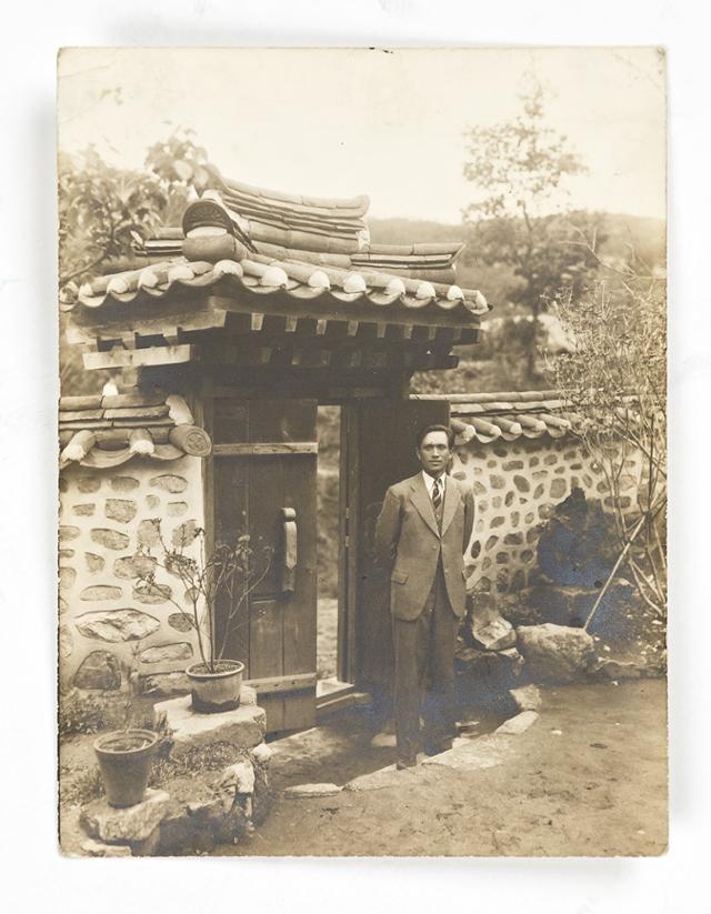 1940년대 초 이태준 작가가 서울 성북동 자택 '수연산방' 앞에 뒷짐을 진 채 서 있다. 열화당 제공