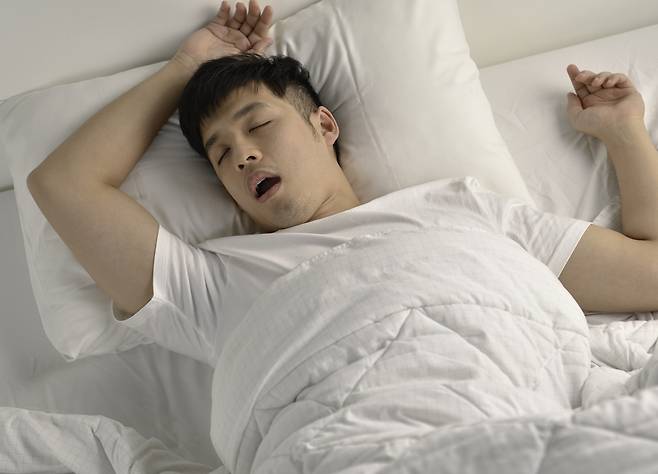 입을 벌리고 자면서 구강 호흡을 하면 오염 물질이 코에서 걸러지지 않아 세균 감염, 천식, 비염 등을 유발할 수 있다./사진=게티이미지뱅크