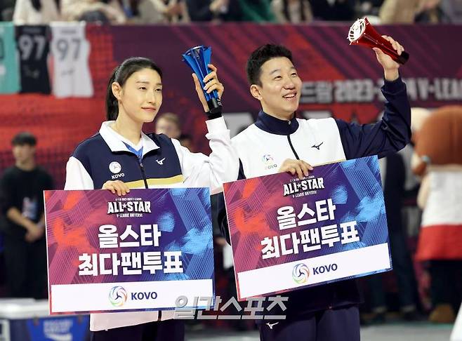 2023-2024 V-리그 올스타전이 27일 오후 인천 삼산월드체육관에서 열렸다. 경기 전 김연경과 신영석이 남녀 최다 팬투표상을 수상하고 함께 포즈를 취하고 있다. 인천=김민규 기자 mgkim1@edaily.co.kr /2024.01.27/