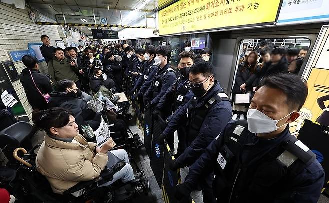 전국장애인차별철폐연대 지하철 시위/연합뉴스