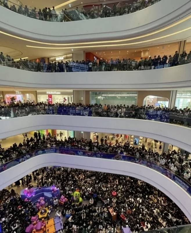 27일 오후 스타필드 수원에 발 디딜 틈 없이 방문객들이 몰린 모습 [사진 = 인스타그램 게시물 갈무리]