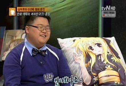 쿠션 속 미소녀 캐릭터와 연애하는 콘셉트로 충격을 줬던 오덕페이트. /사진=tvN 화성인바이러스 캡처