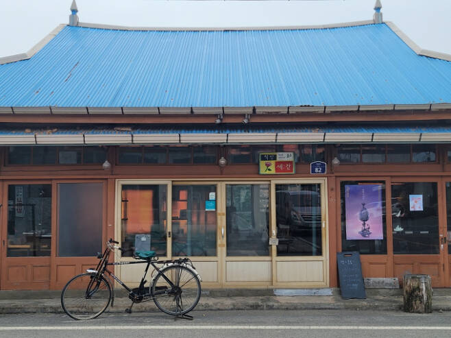 책방세간은 80년 된 담배 가게를 허물지 않고 재해석해 만든 가게다. /사진=한국관광공사 진우석