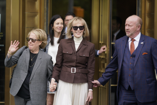 럼니스트 E. 진 캐럴(가운데)이 지난해 5월 9일(현지시각) 웃으면서 뉴욕 연방법원을 나서고 있다. [뉴욕=AP/뉴시스]