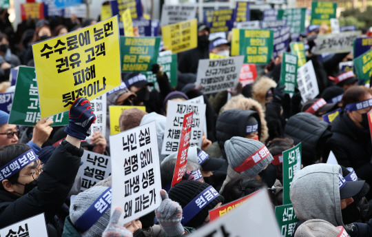 홍콩H지수(항셍중국기업지수) 기초 주가연계증권(ELS) 투자자들이 지난 19일 오후 서울 영등포구 여의도 금융감독원 앞에서 피해를 호소하는 집회를 하고 있다. 사진=뉴시스