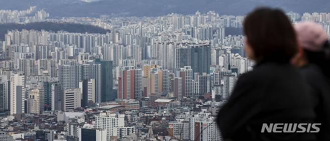 [서울=뉴시스] 정병혁 기자 = 서울 아파트 매매가격 하락세는 7주 연속 이어지고 있다. '전국 주간 아파트 가격 동향'에 따르면 1월 셋째주(15일 기준) 서울 아파트 매매가격은 0.06% 하락했다. 사진은 21일 서울 중구 남산에서 도심 아파트의 모습. 2024.01.21. jhope@newsis.com