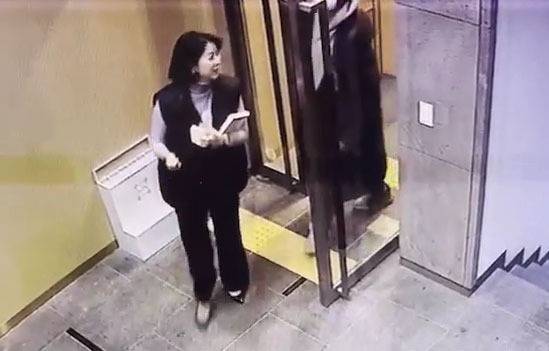 배현진 국민의힘 의원이 지난 25일 오후 5시쯤 서울 강남구 청담동 거리에서 괴한으로부터 머리를 가격당했다. 사진은 배현진 의원 피습 직전 폐쇄회로(CC)TV 화면. 배현진 의원실 제공