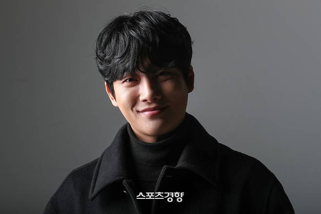 KBS2 일일드라마 ‘우아한 제국’에 출연한 배우 강율이 16일 스포츠경향과 인터뷰에 앞서 포즈를 취하고 있다. 2024.1.16. 정지윤 선임기자