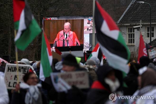 ICJ 재판 중계 보는 친팔레스타인 시위대 (헤이그 로이터=연합뉴스) 11일(현지시간) 네덜란드 헤이그 국제사법재판소(ICJ) 인근 거리에서 이스라엘의 제노사이드(genocide·집단학살) 혐의에 대한 ICJ 재판이 중계되고 있는 가운데 친팔레스타인 성향의 시민들이 시위를 벌이고 있다. 앞서 남아프리카공화국은 가자지구 팔레스타인 주민에 대한 무차별 공습 등을 이유로 이스라엘을 ICJ에 제소했다. 2024.01.12 besthope@yna.co.kr