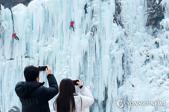 거대한 빙벽 앞에 감탄만 절로 (원주=연합뉴스) 이재현 기자 = 연일 지속된 최강 한파가 다소 누그러진 27일 강원 원주시 지정면 판대아이스파크 빙벽장을 찾은 일반 방문객이 거대한 빙벽을 오르는 동호인들의 모습을 지켜보며 감탄하고 있다.2024.1.27 jlee@yna.co.kr