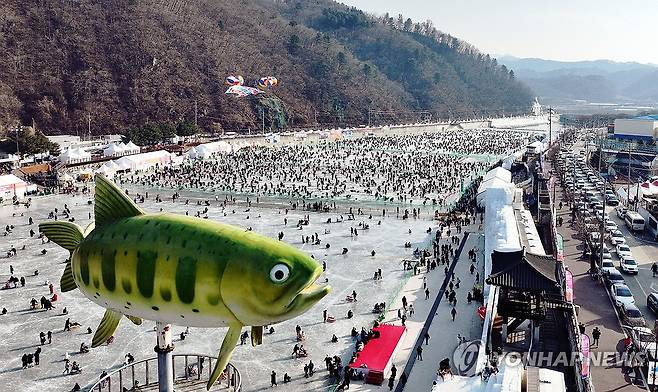 27일 축제도시 화천산천어축제 인파 [화천군 제공.재판매 및 DB 금지]