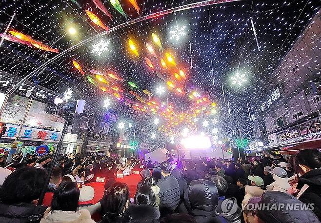 화천산천어축제 주말 야간 선등거리 공연 [연합뉴스 자료사진]