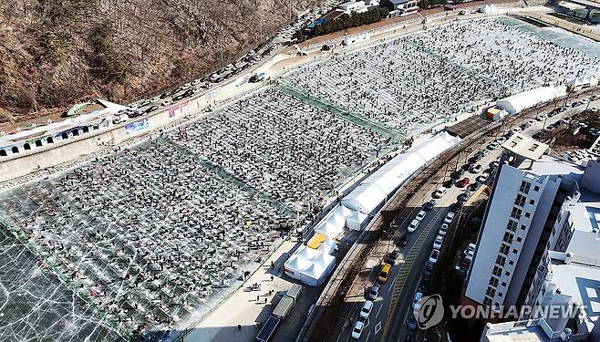 폐막 하루 앞둔 화천산천어축제 주말 인파 (화천=연합뉴스) 강원 화천군 화천천에서 열리고 있는 산천어축제 폐막을 하루 앞둔 27일 축제장에 많은 관광객이 찾아 겨울추억을 만들고 있다. 2024.1.27  [화천군 제공.재판매 및 DB 금지] hak@yna.co.kr