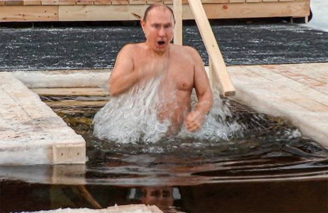 블라디미르 푸틴 러시아 대통령이 2021년 1월 19일 얼음물에 입수해 성호를 긋고 있다. [사진=크렘린궁 동영상 캡처]