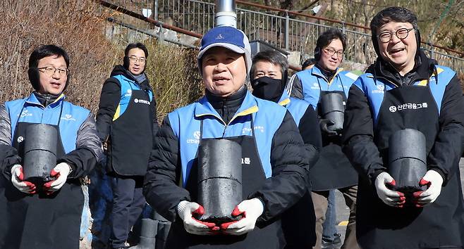 신한금융그룹 진옥동 회장(가운데)과 임직원들이 25일 서울시 서대문구 홍제동에 위치한 개미마을에서 ‘사랑의 연탄 나눔’ 봉사활동 시간을 가졌다./사진제공=신한금융그룹.