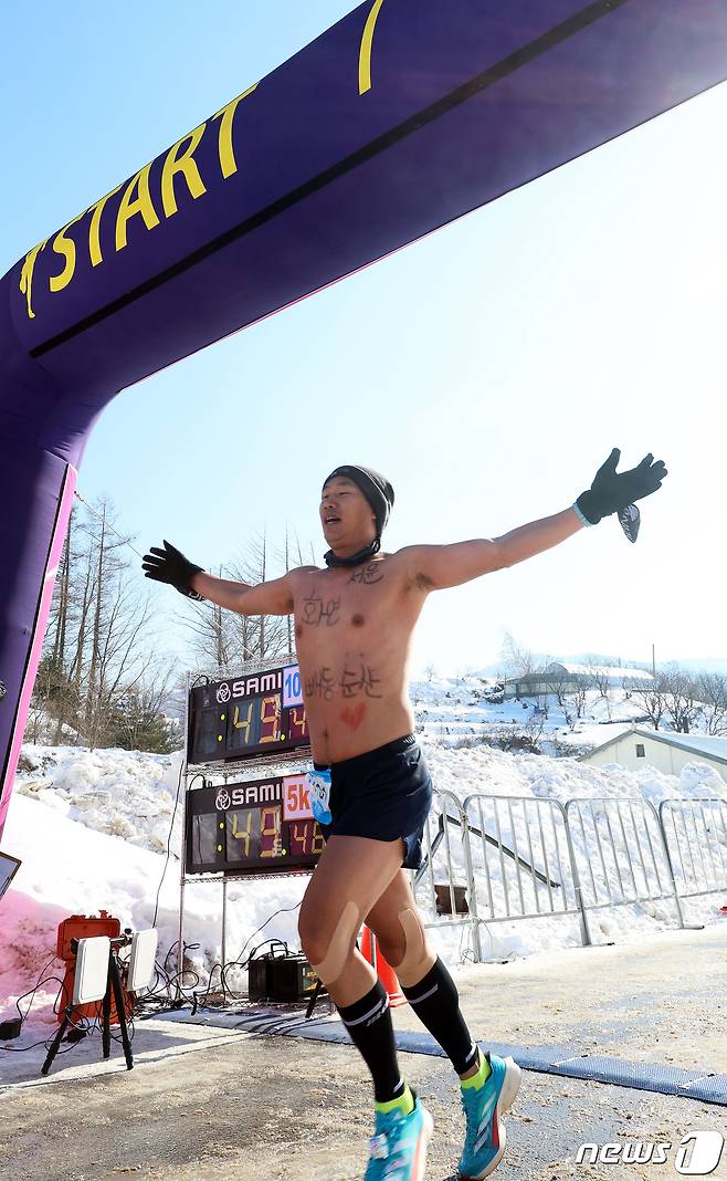 28일 오전 영하 10도의 추위속에 강원 평창군 대관령 눈꽃축제장 일원에서 열린 2024 평창 대관령 알몸 마라톤 대회 참가자가 완주를 마치고 피니쉬라인에 골인하고 있다. 코로나19로 3년만에 재개된 이번 대회에는 일반(10km, 5km), 매니아(10km, 5km), 커플런(남여2인1조) 부문 등에 미국, 호주 등 6개국 외국인 40여명과 10대부터 여든이 넘은 할아버지까지 약 500여명의 참가자들이 강추위를 즐기며 달리기를 즐겼다. (평창군 제공) 2024.1.28/뉴스1