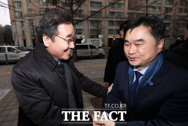 더불어민주당을 탈당한 이낙연 전 대표와 미래대연합 창당을 선언한 김종민 의원이 지난 14일 서울 영등포구 여의도 한 카페에서 티타임 회동을 하기 앞서 악수하고 있다.