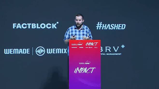 지난해 9월 한국을 방문한 세르게이 나자로프 체인링크 공동창업자가 코리아 블록체인 위크(KBW) 2023에서 강연하는 모습. /KBW 유튜브 갈무리