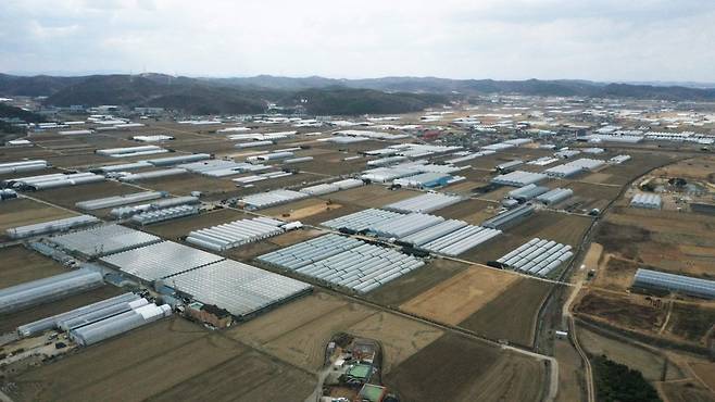 지난해 땅값 상승률이 0.8%로 금융위기 이후 15년 만에 가장 낮은 것으로 나타났다. 다만 세계 최대의 ‘반도체 메가 클러스터’ 조성 예정지인 경기도 용인시 처인구는 6.% 넘게 치솟아 눈길을 끌었다. 뉴시스