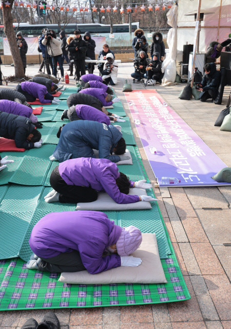 22일 오후 서울광장에 마련된 10·29 이태원참사 희생자 합동분향소에서 유가족협의회가 특별법 공포를 촉구하며 1만5900배를 하고 있다. 연합뉴스