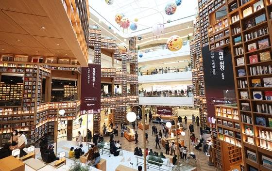26일 정식 개장한 경기도 수원시 장안구 스타필드 수원 별마당도서관이 시민들로 붐비고 있다.연합뉴스