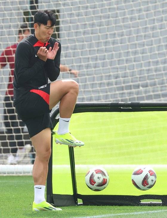 대표팀 훈련에서 골키퍼로 깜짝 등장한 손흥민. 연합뉴스