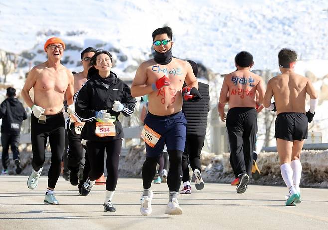 28일 오전 영하 10도의 추위속에 강원 평창군 대관령 눈꽃축제장 일원에서 열린 2024 평창 대관령 알몸 마라톤 대회 참가자들이 힘차게 달리고 있다. /사진=뉴스1