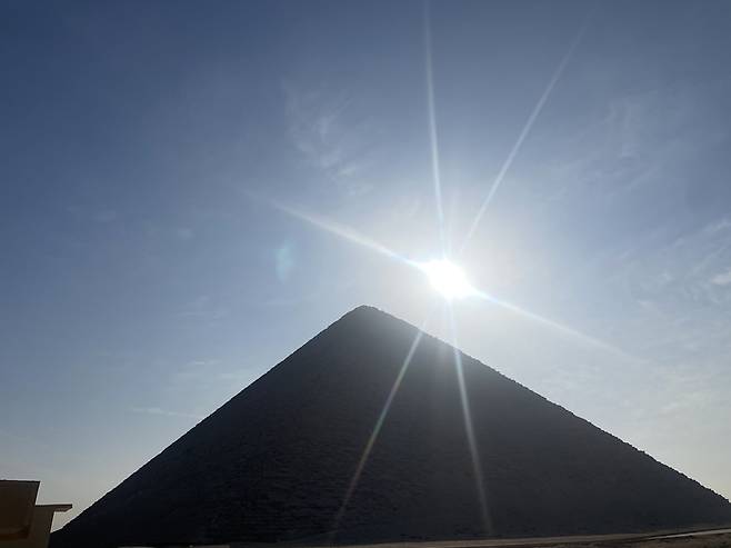 이집트 다슈르에 있는 붉은 피라미드. 완만한 삼각뿔 형태의 피라미드다./ET1 오경세 팀장 제공