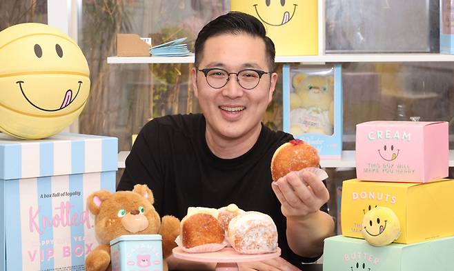 이준범 GFFG 대표가 GFFG 사무실에서 ‘노티드’ 도넛을 들고 포즈를 취하고 있다. [이승환 기자]