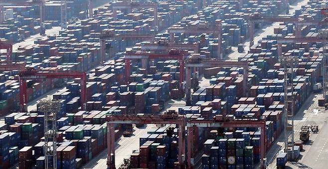 [부산=뉴시스] 하경민 기자 = 관세청은 지난 1~20일 수출이 전년 동기 대비 1.0% 감소한 333억 달러, 수입은 18.2% 줄어든 359억 달러로 집계되는 등 새해 들어 무역수지 적자를 기록 중이라고 22일 밝혔다. 이날 부산 남구 신선대 부두 야적장에 컨테이너가 가득 쌓여 있다. 2024.01.22.