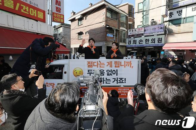 이준석 개혁신당 대표와 양향자 한국의희망 대표가 28일 오후 서울 마포구 망원시장을 찾아 정책 홍보를 하고 있다. 제22대 총선을 앞두고 이 대표의 개혁신당과 양 대표의 한국의희망은 최근 합당을 선언했다. 2024.1.28/사진=뉴스1