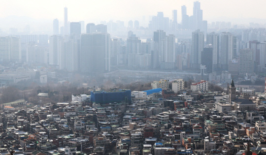 지난 22일 서울 중구 남산에서 바라본 서울 시내 아파트와 주택 밀집 지역의 모습. 연합뉴스