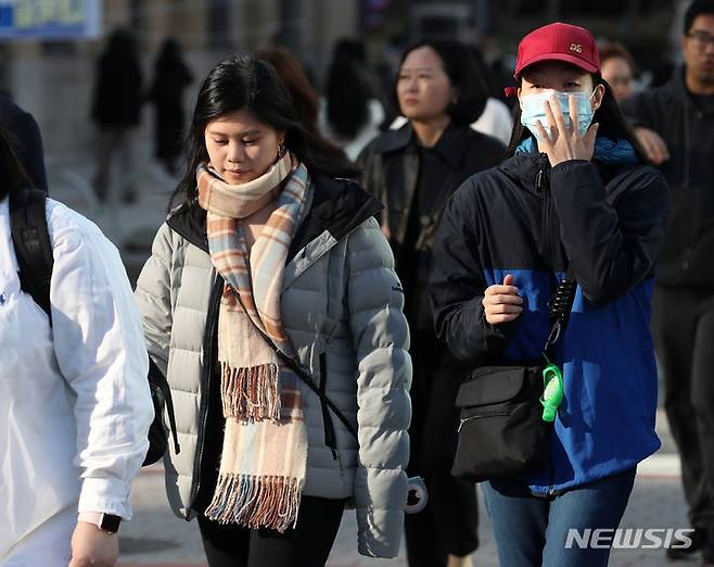 [서울=뉴시스] 김명년 기자 = 쌀쌀한 날씨를 보인 16일 오전 서울 종로구 세종대로사거리에서 패딩과 목도리를 한 외국인이 발걸음을 재촉하고 있다. 2023.10.16. kmn@newsis.com