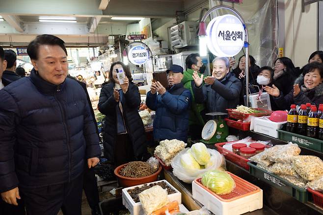 [의정부=뉴시스] 윤석열 대통령이 지난 25일 경기도 의정부시 의정부제일시장을 찾아 상인과 시민들을 만나고 있다. (사진=대통령실 제공) 2024.01.25. photo@newsis.com *재판매 및 DB 금지