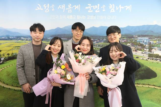 왼쪽부터 셋째 장서진, 둘째 서연, 첫째 서은씨 부부. 경남 고성군청 제공