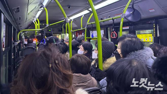 지난 25일 새벽 시간대 160번 버스의 첫 차 풍경. 김수진 수습기자