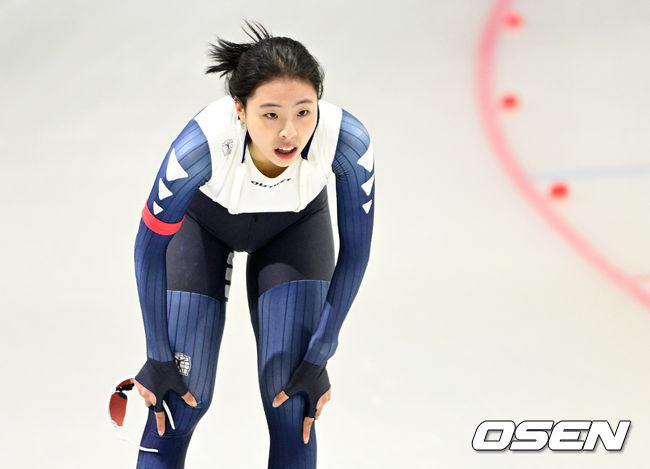 [OSEN=태릉, 최규한 기자]스피드스케이팅 여자 1000m 이나현(노원고)이 경기를 마친 뒤 숨을 고르고 있다. 2022.10.20 / dreamer@osen.co.kr