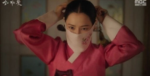 지난 27일 방송된 MBC 금토드라마 '밤에 피는 꽃'에서 조여화(이하늬)가 박수호(이종원)에게 자신의 얼굴을 드러냈다. MBC '밤에 피는 꽃' 캡처